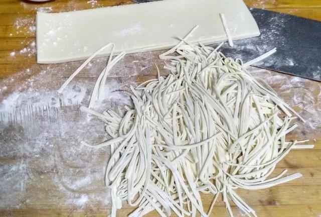 馄饨、刀削面、面条、肉夹馍、馅饼、发面油饼的和面方法及配方